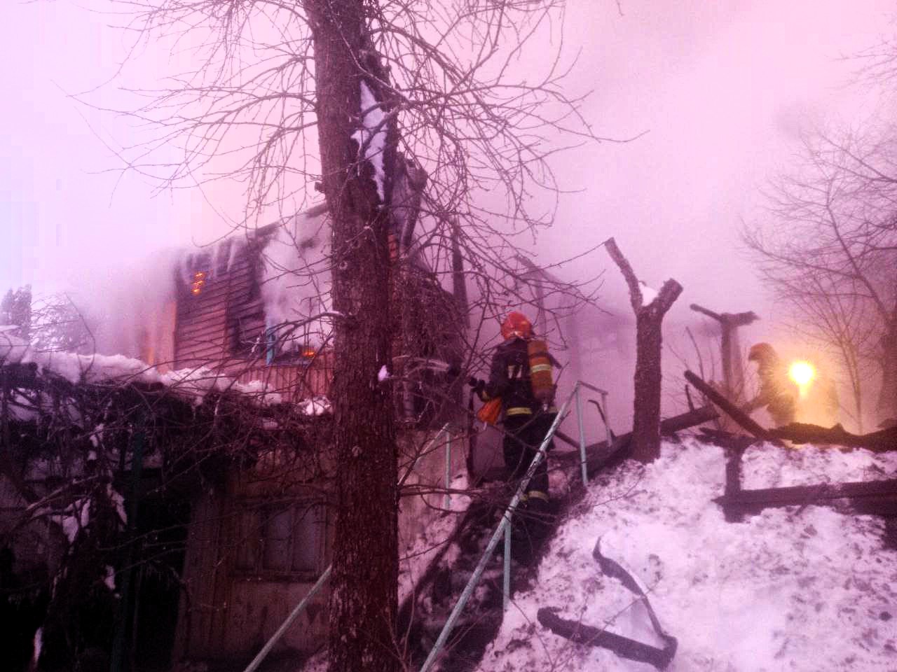 Крыша и мансарда сгорели на даче в Воложинском районе
