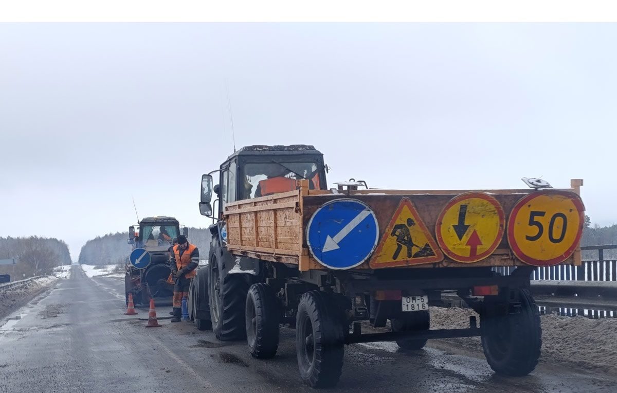 На Косутском мосту в Вилейском районе идёт ямочный ремонт