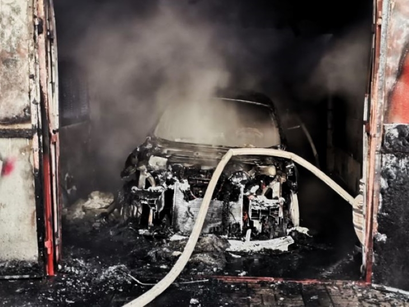 Гараж горел в Вилейке – огонь уничтожил две машины