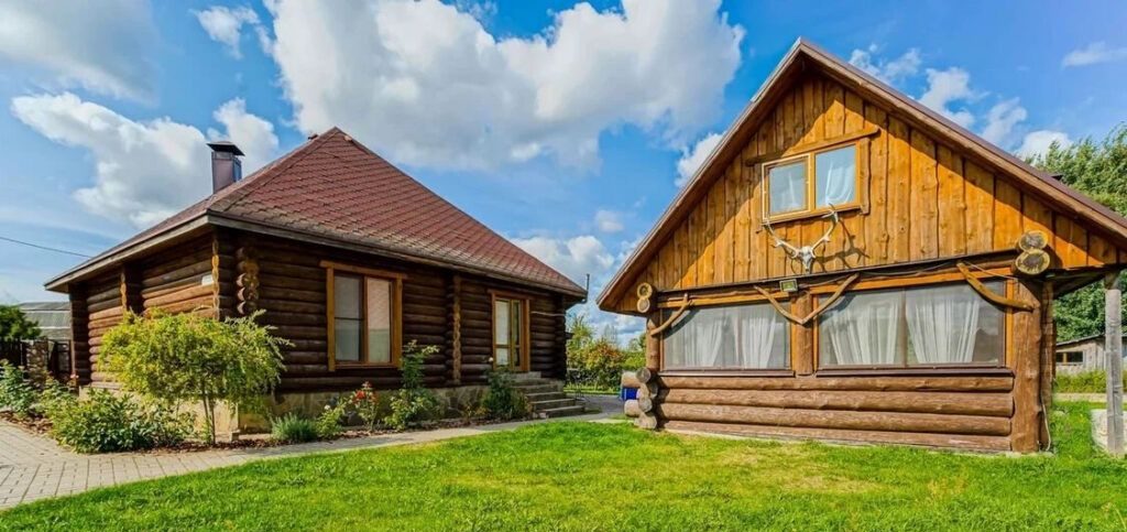 В Мядельском районе продаётся дом-усадьба с аутентичным дизайном