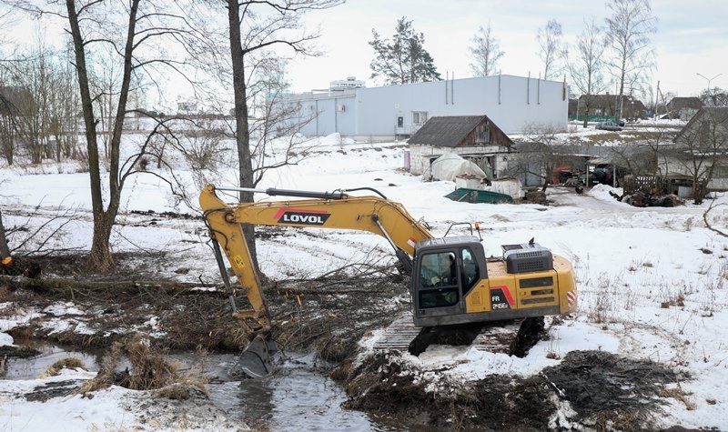 В Сморгони реку Гервятку рядом с жилой застройкой приводят в порядок