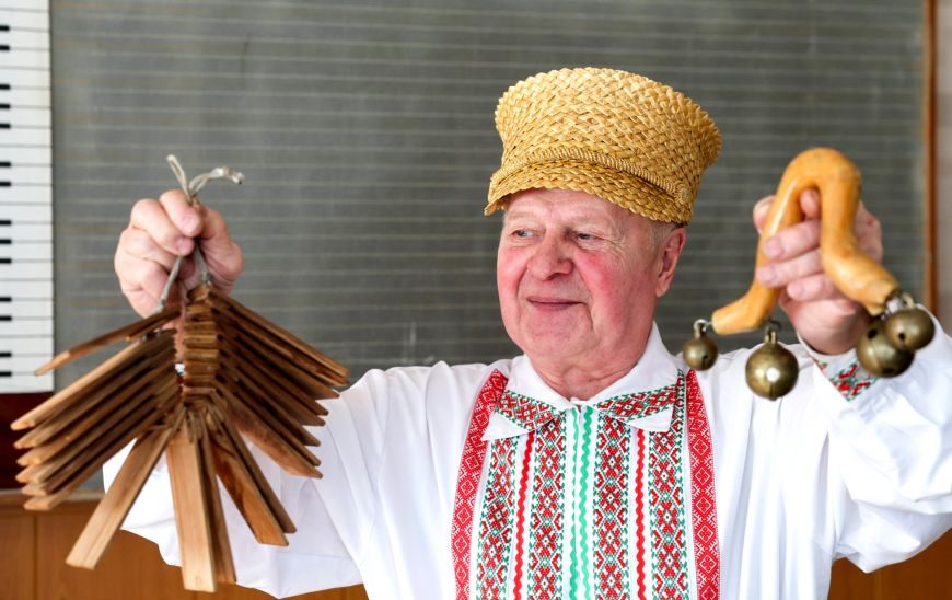 Как 79-летний музыкант из Поставского района изготавливает народные инструменты