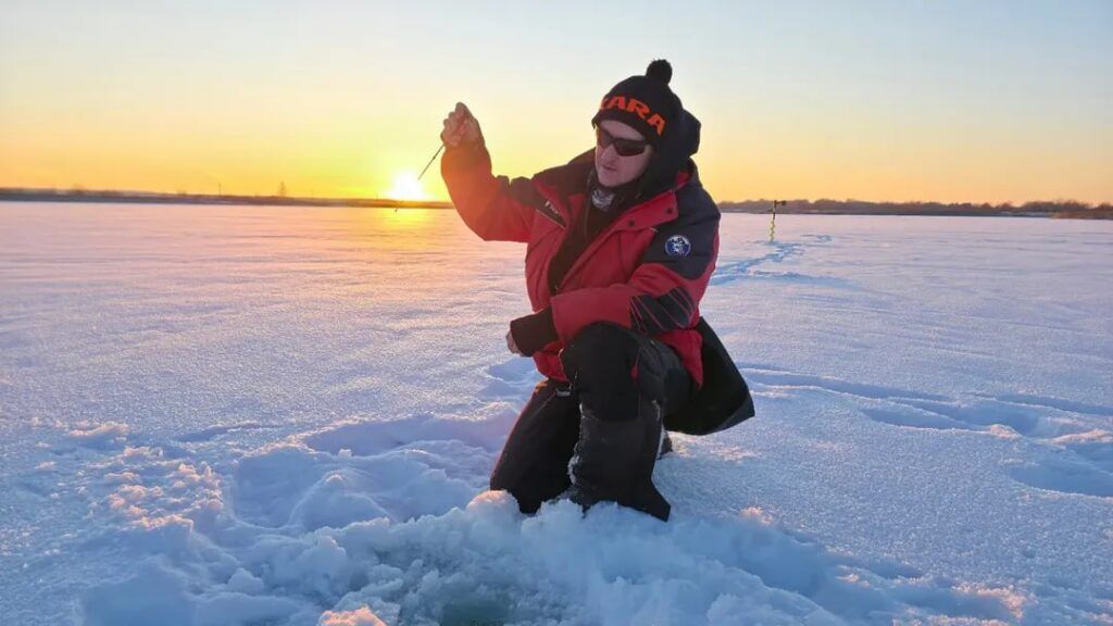 Рыбаки хвастаются трофеями, выловленными в озёрах Мядельского района