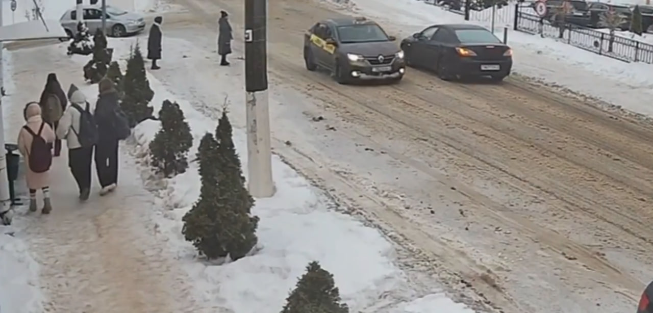 Таксист лишён права управления за создание аварийной обстановки пешеходам в Глубоком