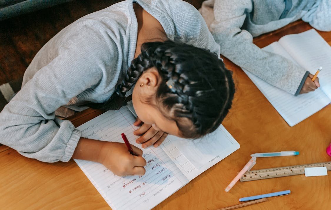 Школьникам больше не будут снижать оценки за три исправления