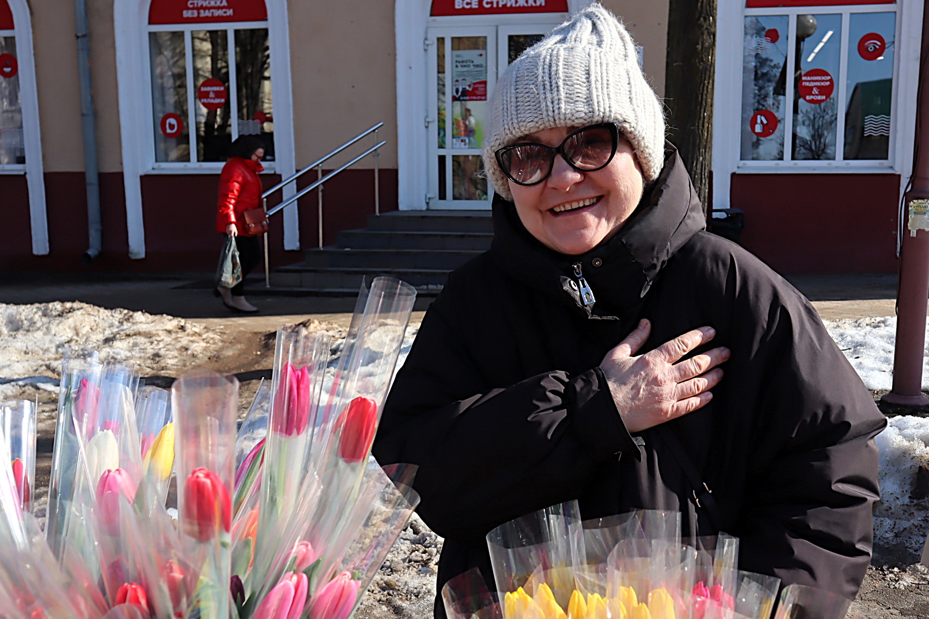 Первая в Молодечно – Алла на улицах города предложила цветы к 8 Марта за четыре дня до праздника