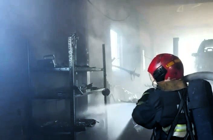 Шесть машин повредил огонь в молодечненском гараже