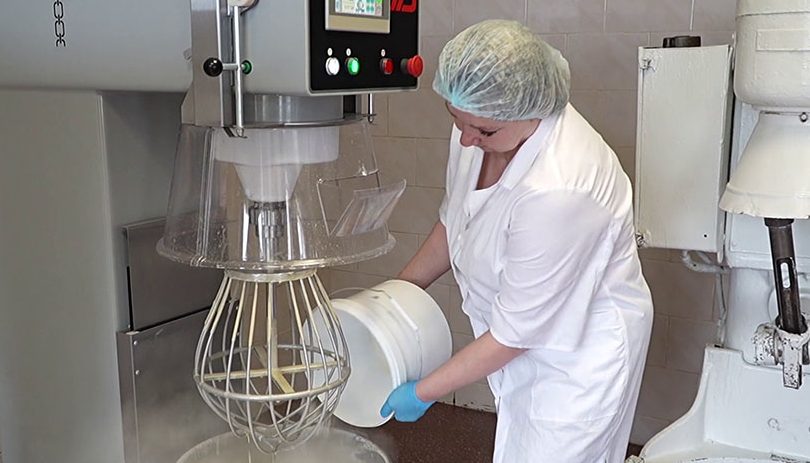 Выпуск вафель по авторской технологии освоили на Докшицком хлебозаводе - первую партию раскупили буквально за час