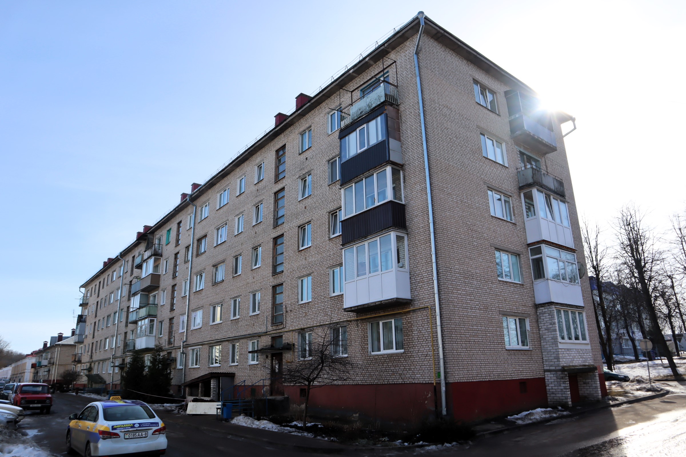 Жильцам дома с проблемным подвалом в Молодечно обещают обследование на предмет капремонта