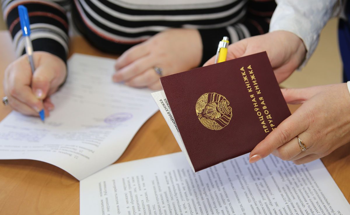 Директор сельхозпредприятия фиктивно устроил сына водителем и почти 12 лет получал за него зарплату