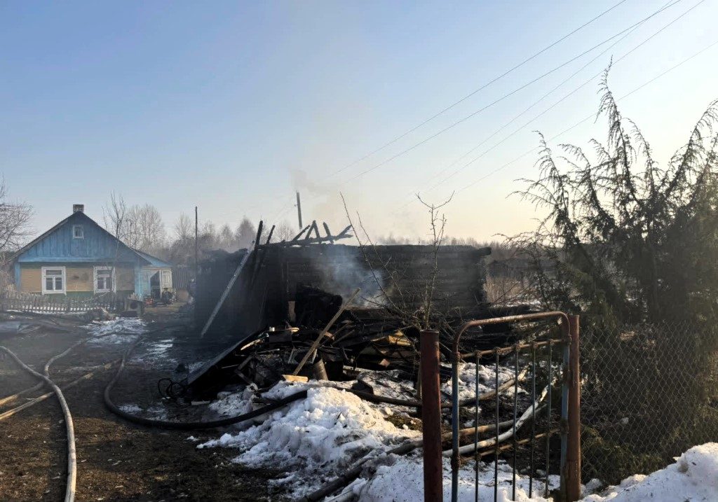 Крыша сарая сгорела в деревне Ошмянского района