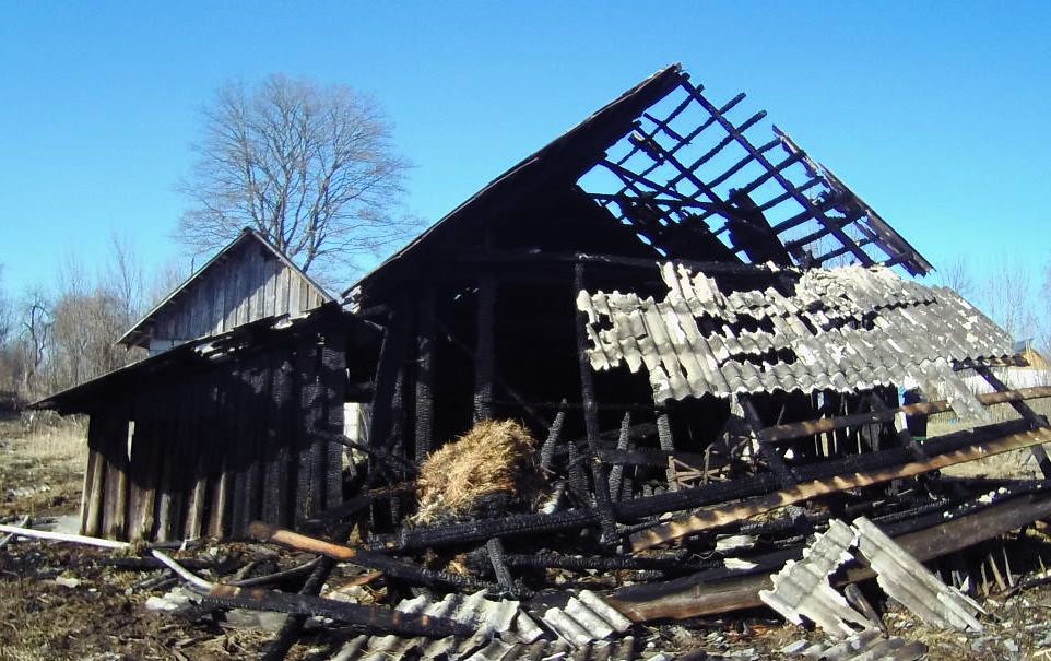 Мужчина в Ошмянском районе сжигал мусор – загорелся сарай