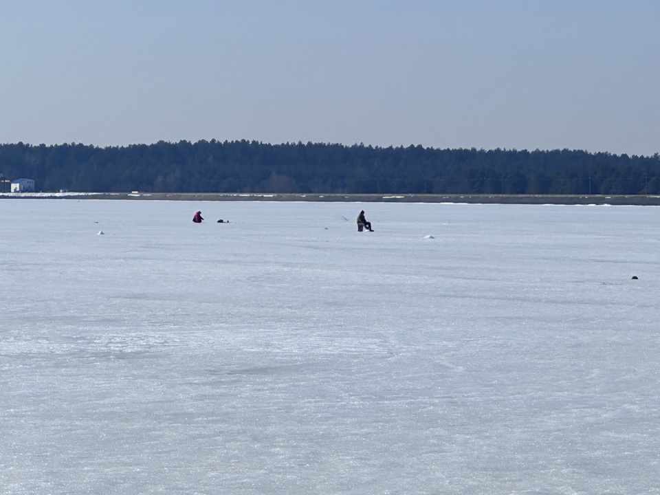 Узнали, какая толщина льда сохраняется на Вилейском водохранилище 