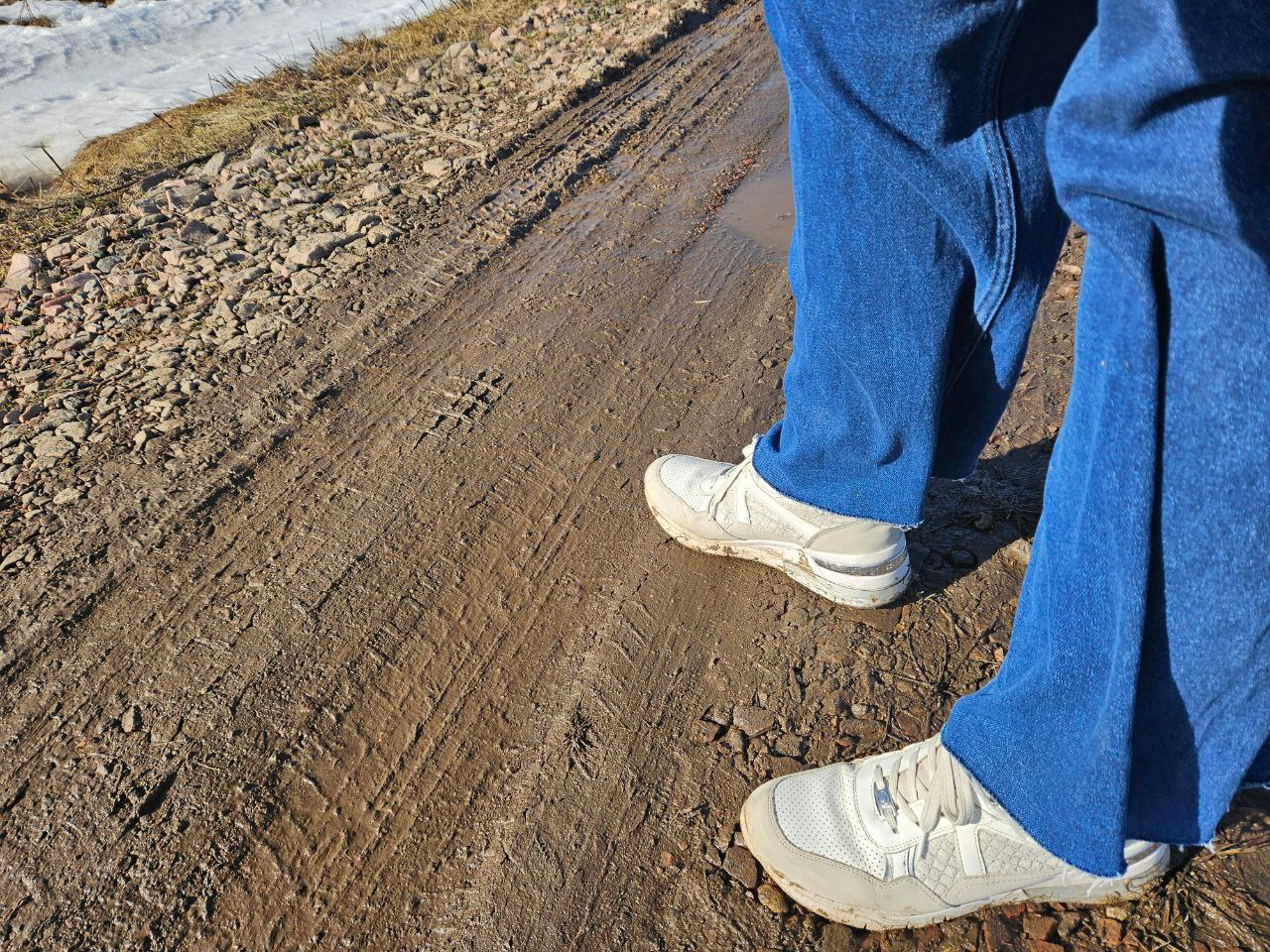 Прошлись в белых кроссовках по полевой дороге на окраине Молодечно