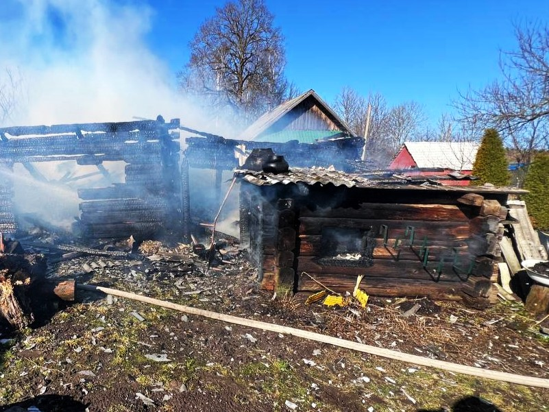 Крышу и стены сарая повредил огонь в деревне Логойского района