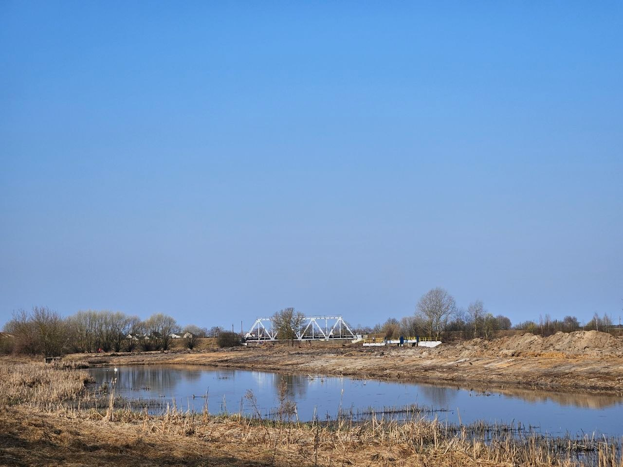 На берегу реки Уша недалеко от Молодечно благоустраивают зону для отдыха