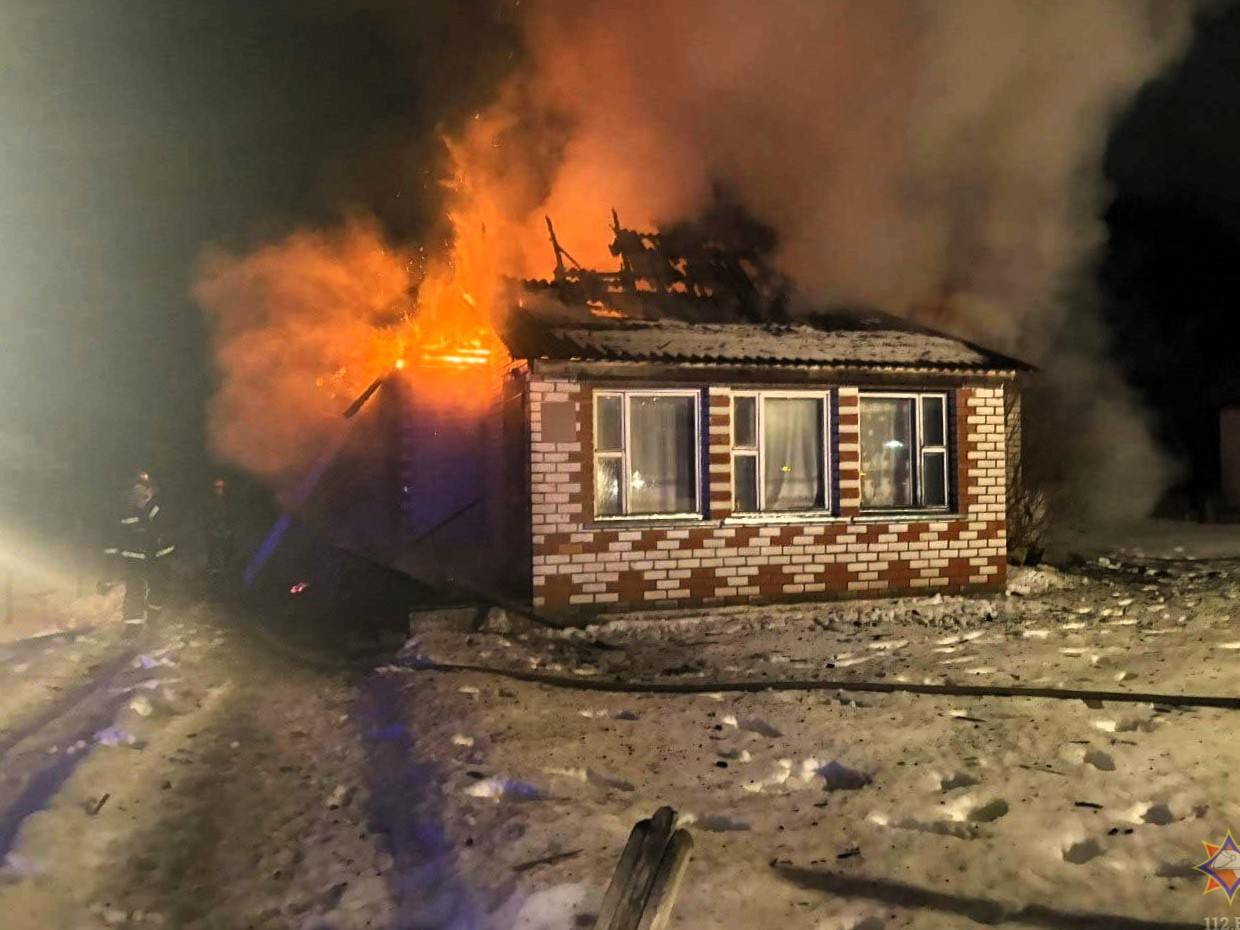 Мертвого мужчину нашли ночью спасатели на пожаре в Докшицком районе