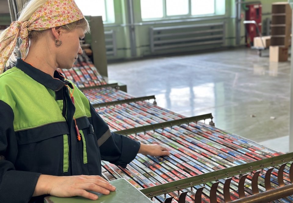 Сколько коробков производят в месяц на единственном спичечном производстве в Беларуси и как правильно зажигать спичку