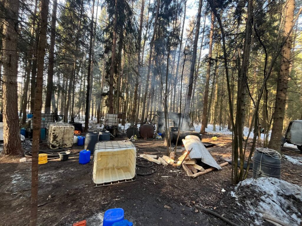 225 литров алкоголя и 2 самогонных аппарата нашли в лесу милиционеры