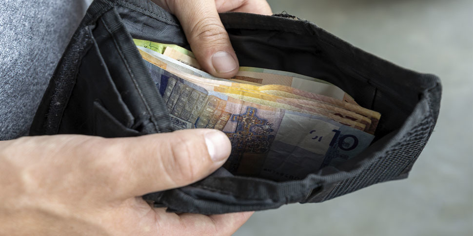 К 2 месяцам ареста приговорили жителя Молодечно, который украл из кошелька приятеля 150 рублей