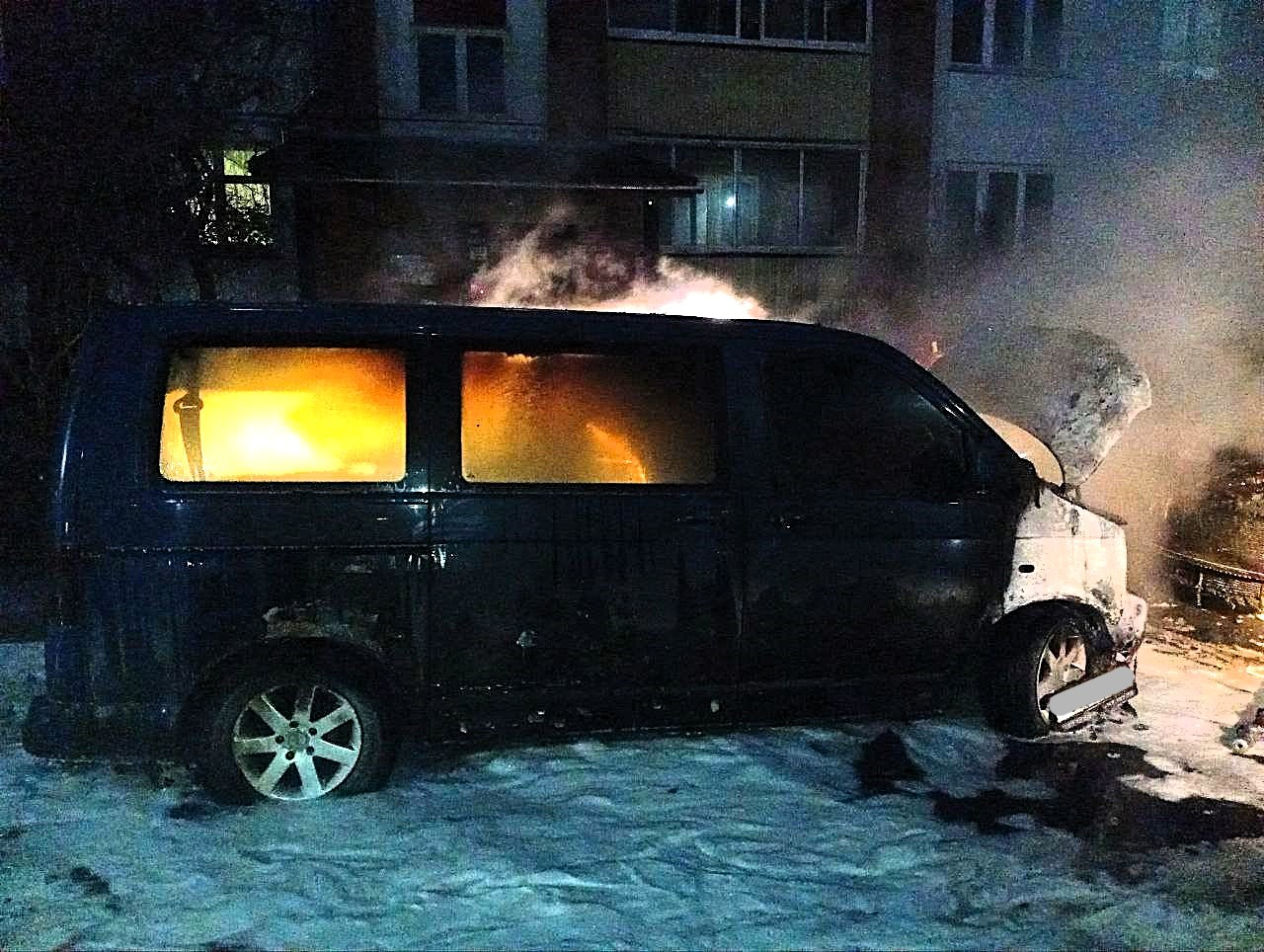 Легковушка и микроавтобус горели в Браславе