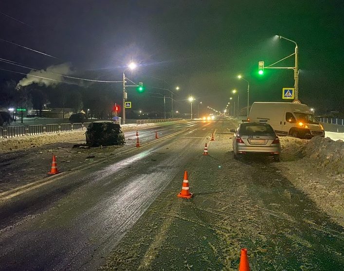 Пьяный директор вёз друзей с корпоратива и врезался в грузовик