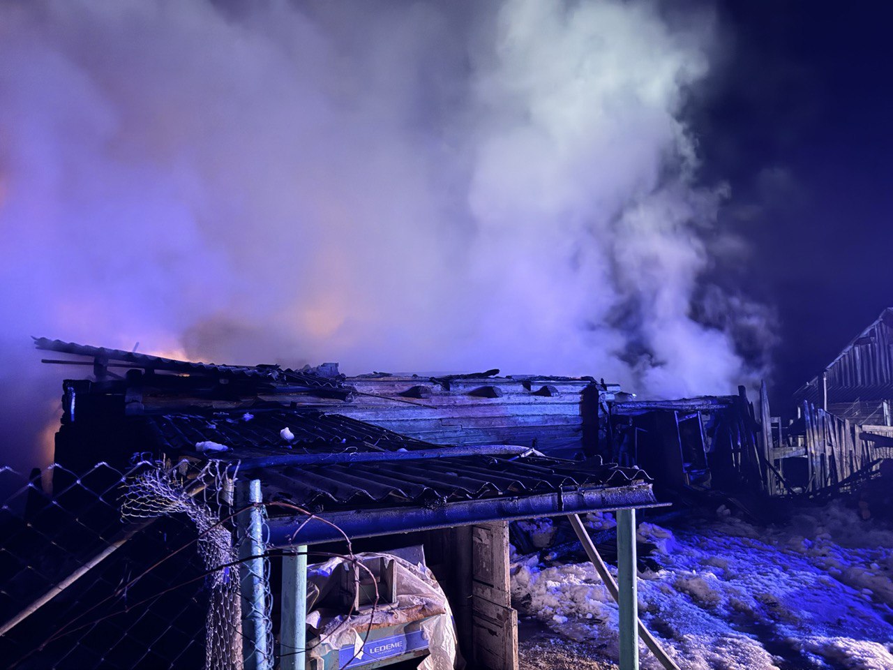 Два сарая и машина сгорели в Вилейском районе, огнём поврежден дом