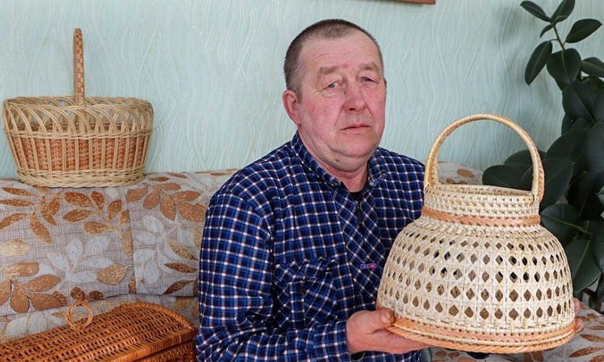 Сколько лозовых прутьев нужно на изготовление ажурной корзинки, знает поставчанин Владимир Зарецкий