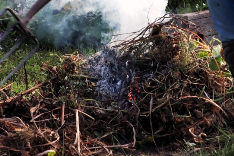 Одежда загорелась на мужчине в Сморгони при сжигании мусора