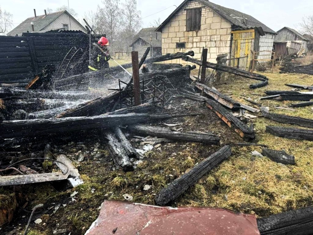 Три сарая вспыхнули в деревне Сморгонского района