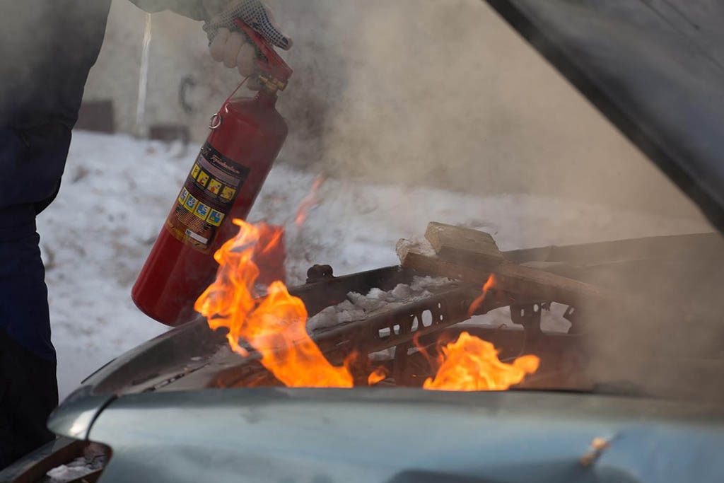 В Сморгони сотрудники охраны помогли потушить загоревшееся авто