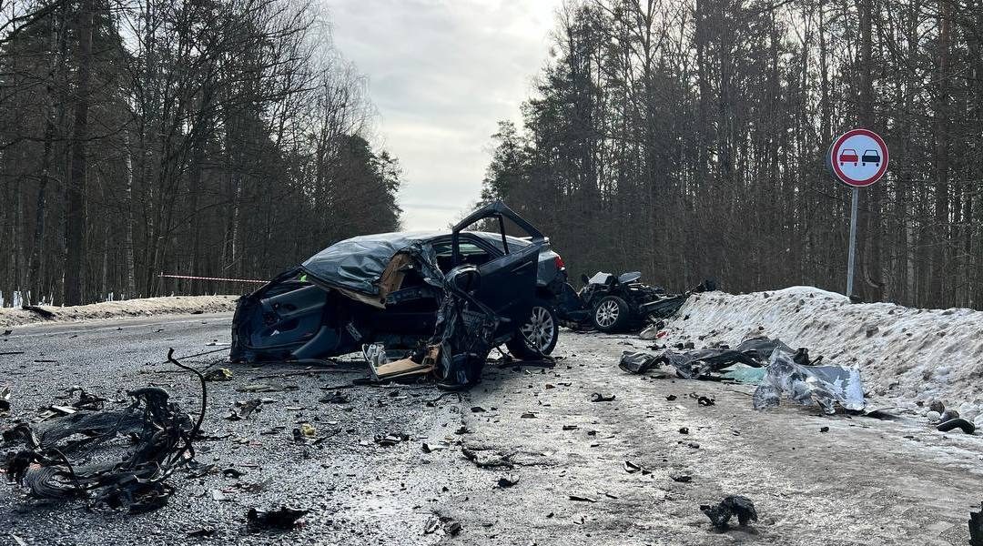 Легковушка выехала на встречку и врезалась в фуру. В страшной аварии погибли мать и сын