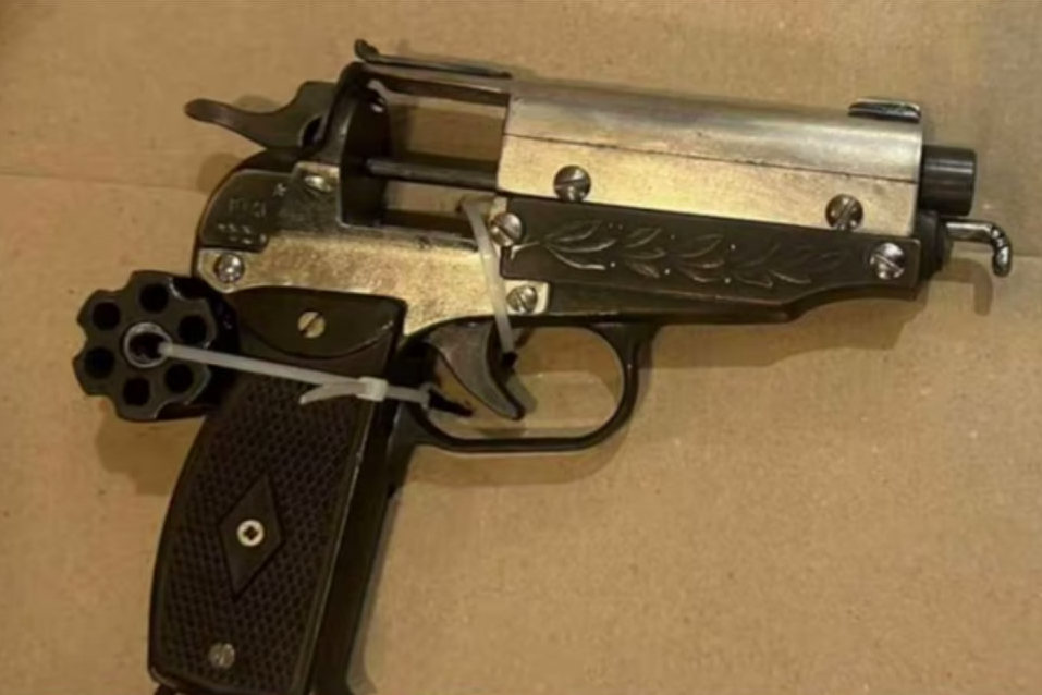 Минчанин делал ремонт в квартире и нашёл револьвер и патроны