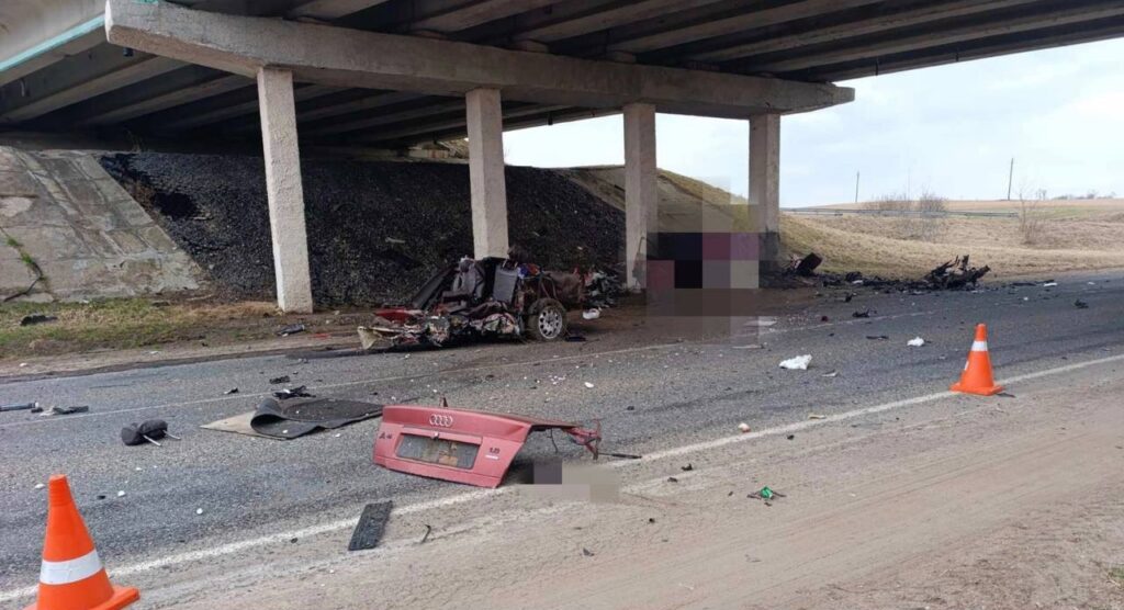 В Воложинском районе водитель Audi врезался в опору моста и погиб