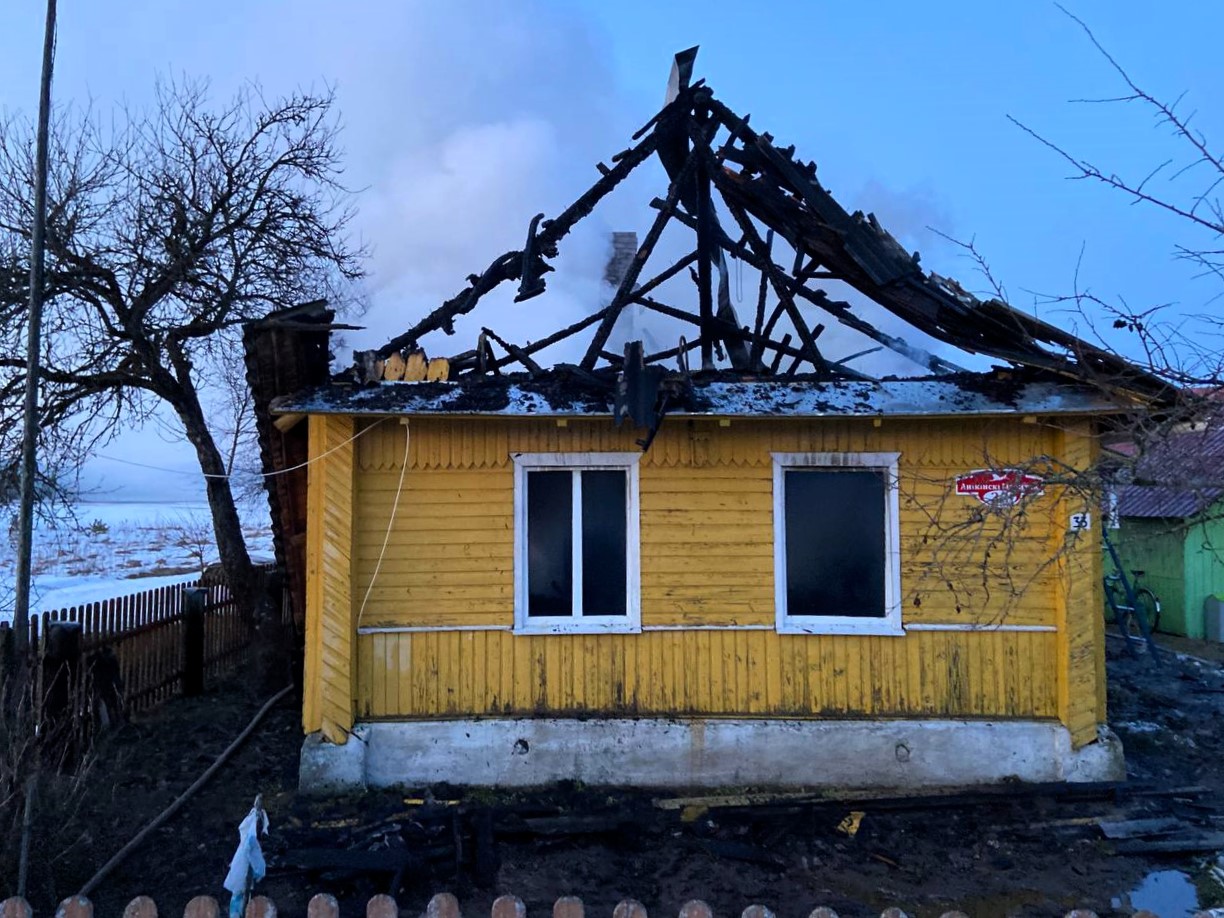 79-летнюю пенсионерку положили в мядельскую больницу после пожара в её доме 