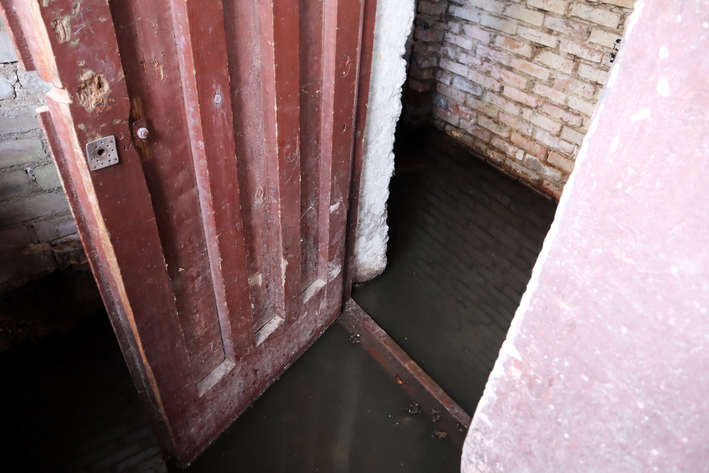 В Молодечно санстанция вмешалась в решение вопроса затопленного подвала пятиэтажки