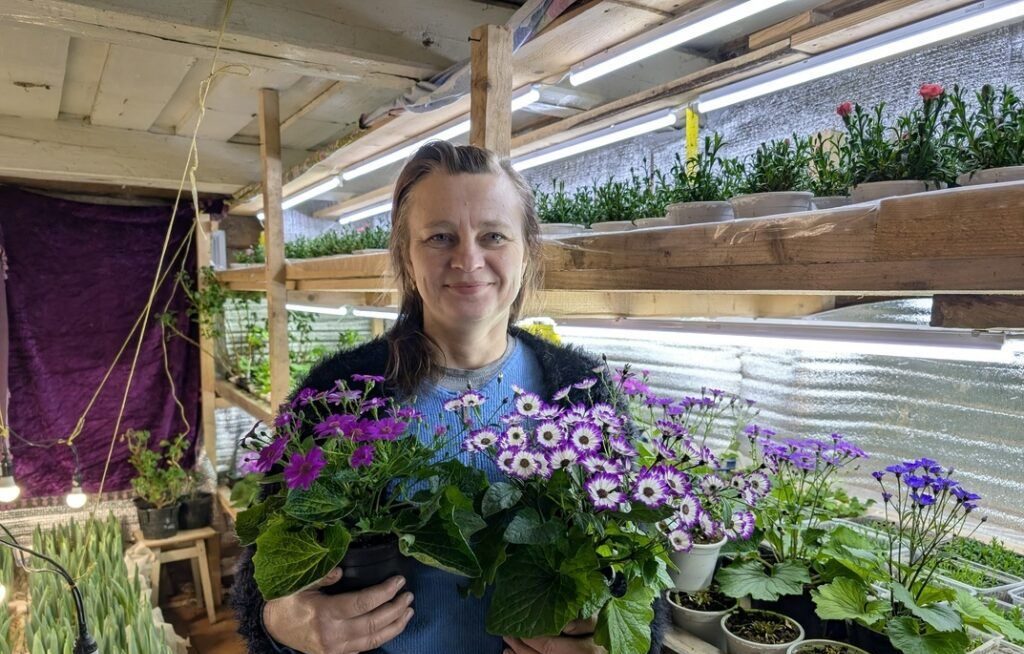 Жительница Мяделя организовала цветочный бизнес прямо в деревенском доме