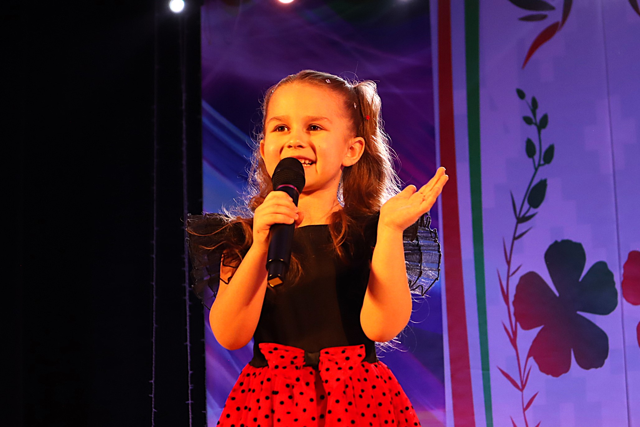 Софи с песенкой о ладошках впервые вышла на большую сцену – «Вёска Fest-2026» проходит в Молодечно