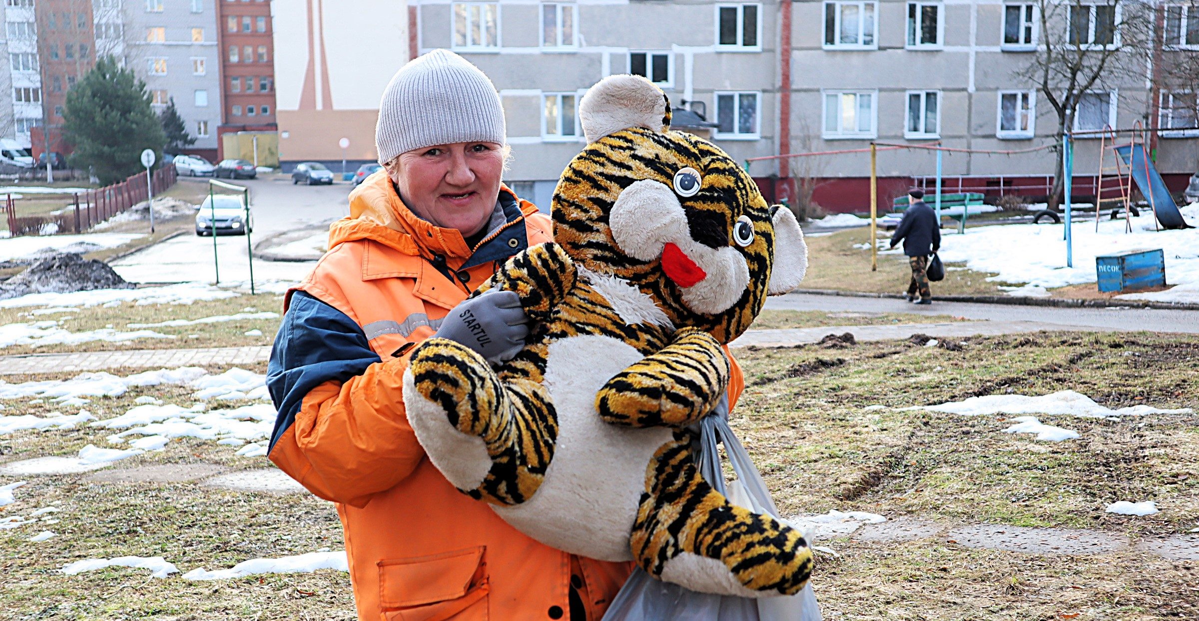 В Молодечно после зимы приводят в порядок дворы