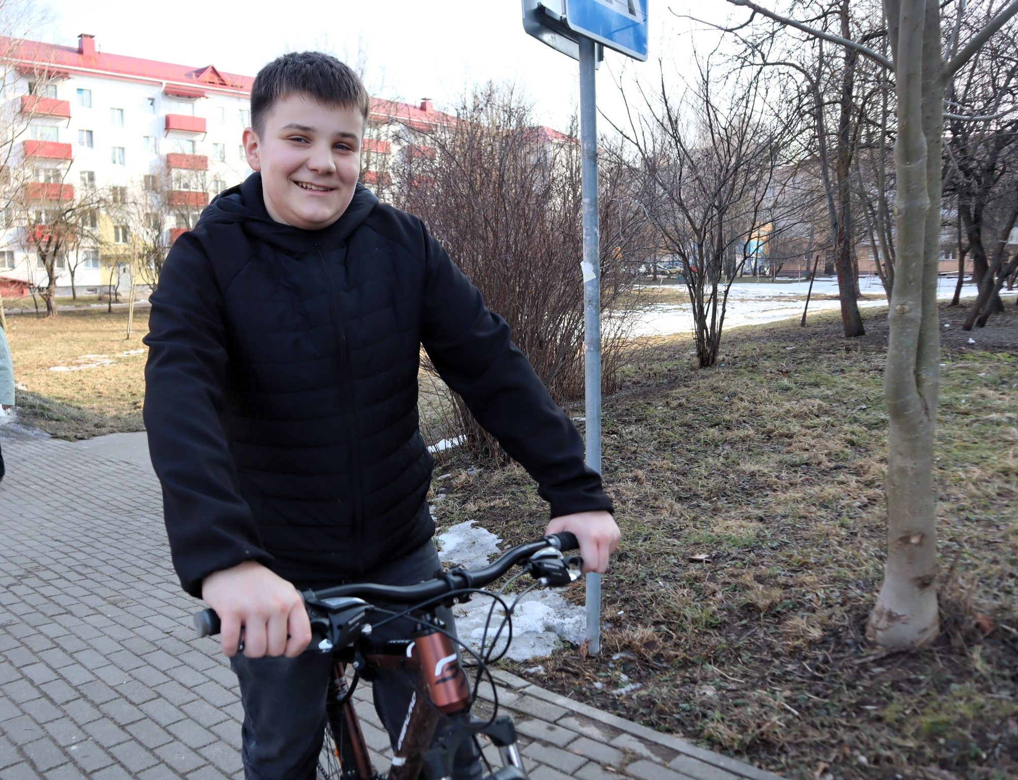 Велосезон открыт. Молодечненцы сели на велосипеды несмотря на утренний лёд в парке