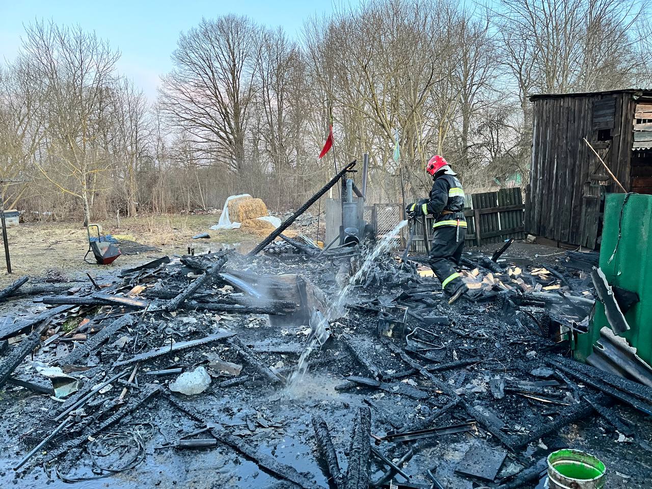 Гараж сгорел на частном подворье в Глубокском районе
