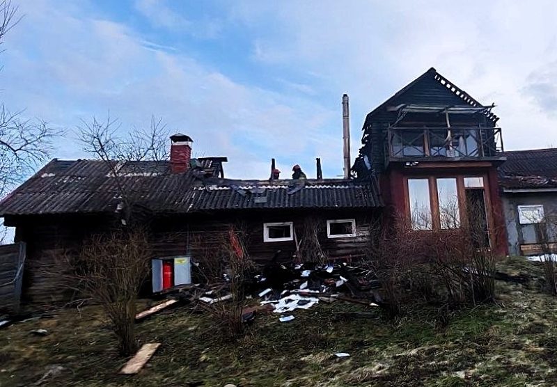 Полкрыши дома с мансардой сгорело в Молодечненском районе