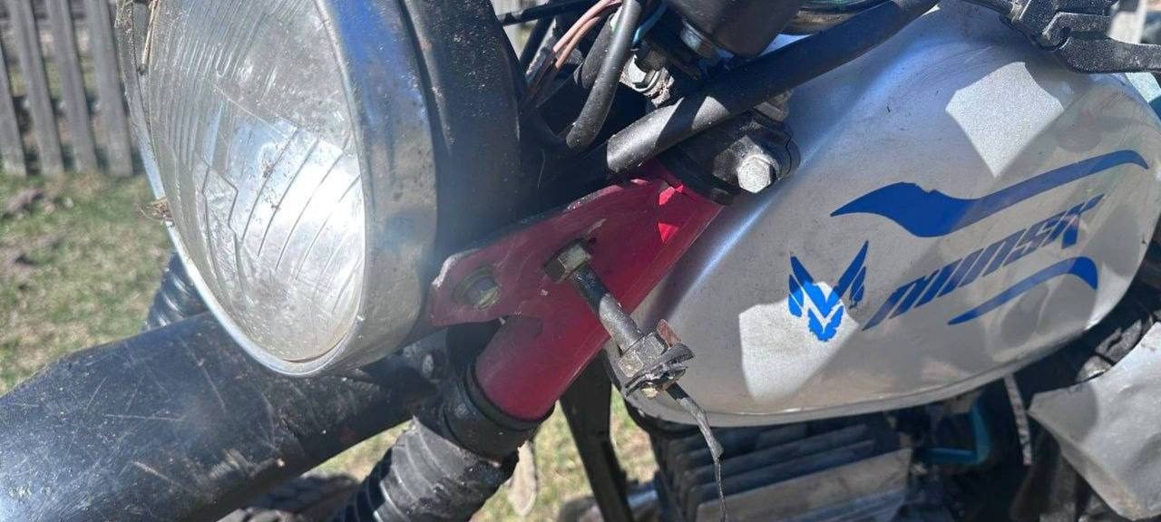 В Докшицком районе водитель мотоцикла наехал на опору линии электропередач — его госпитализировали