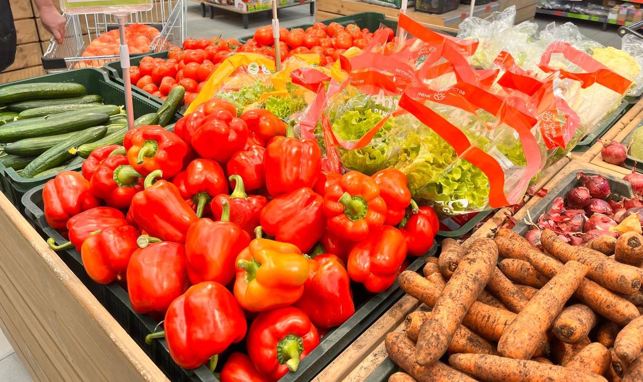 Сравнили цены на овощи и фрукты на рынке и в магазине Воложина