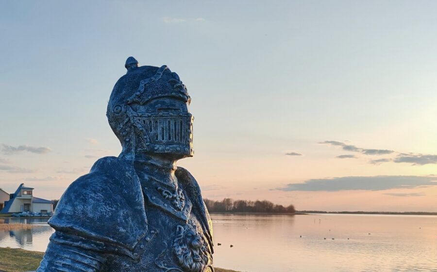 Озеро в Мяделе охраняет рыцарь