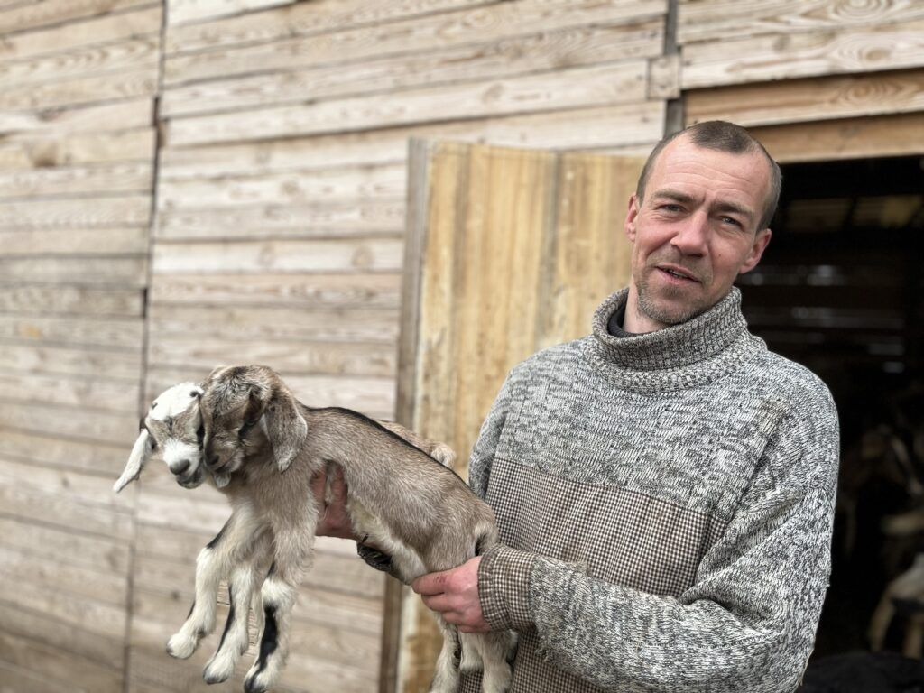30 коз и 15 овец держит на ферме под Минском Сергей Лаптев