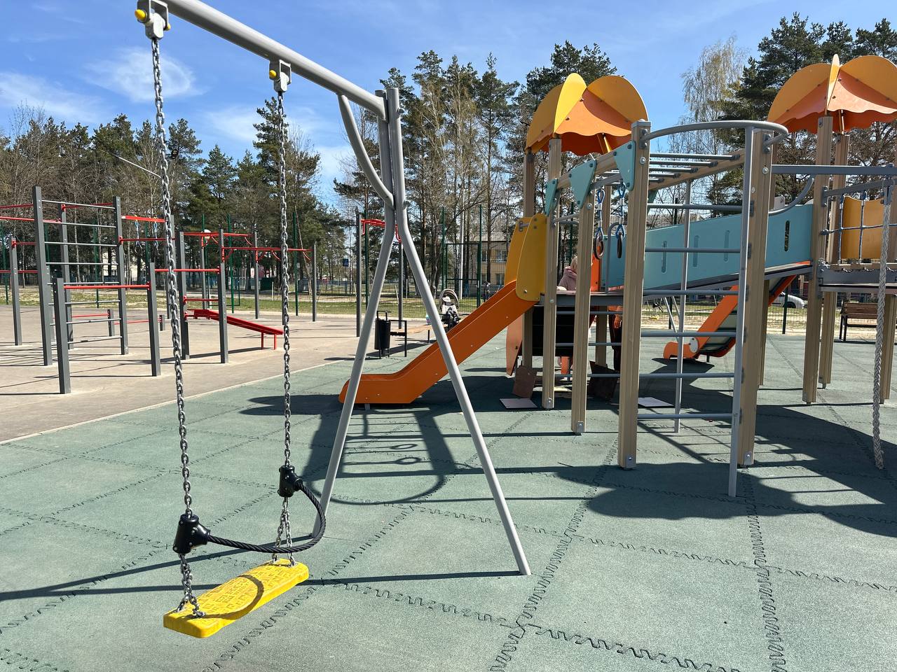 Посмотрели, как выглядят детские площадки в Вилейке этой весной