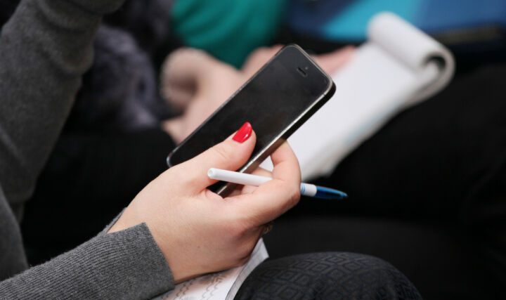 Рассказываем, должен ли педагог отвечать родителям на сообщения после работы