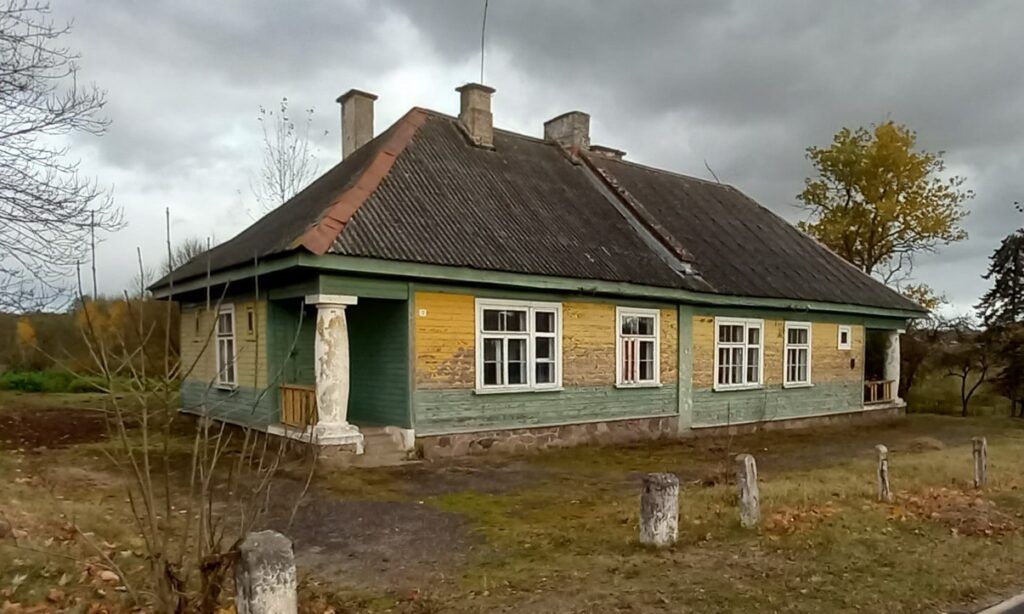 Старую школу возле Голубых озёр можно купить за 45 рублей на аукционе