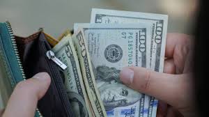 Поясняем, почему нельзя давать в долг друзьям доллары и евро